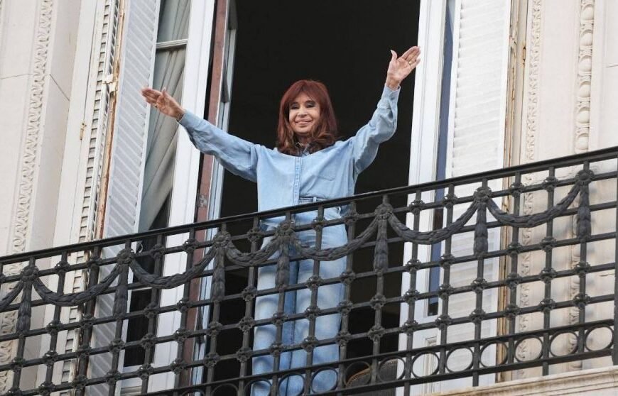 Un juez evalúa mandar a la cárcel a CFK por las manifestaciones en su casa