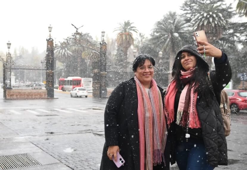 Alerta por una ola polar en Mendoza con nieve en el llano y fríos extremos