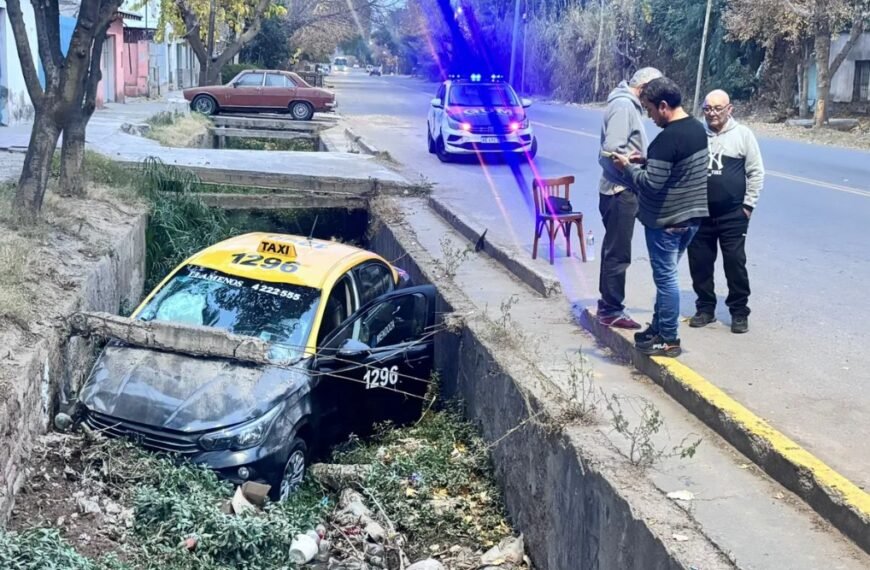 Un taxista cayó por accidente a un zanjón en la calle San Martín de Las Heras y salió ileso
