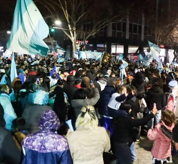 Videos y fotos: ni el frío detuvo a los mendocinos para festejar el triunfo de Argentina ante Cabo Verde