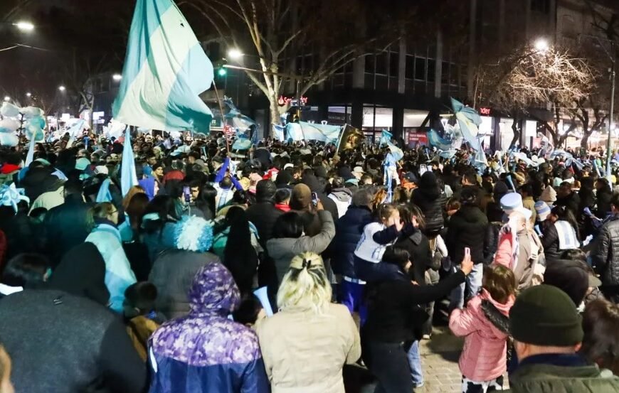 Videos y fotos: ni el frío detuvo a los mendocinos para festejar el triunfo de Argentina ante Cabo Verde