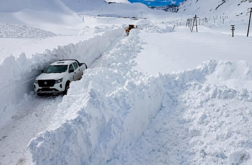 En medio de impresionantes paredes de nieve: así trabaja Vialidad Nacional para despejar la ruta 7