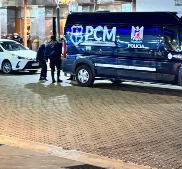 Una mujer murió tras caer de un quinto piso en pleno centro de la ciudad de Mendoza