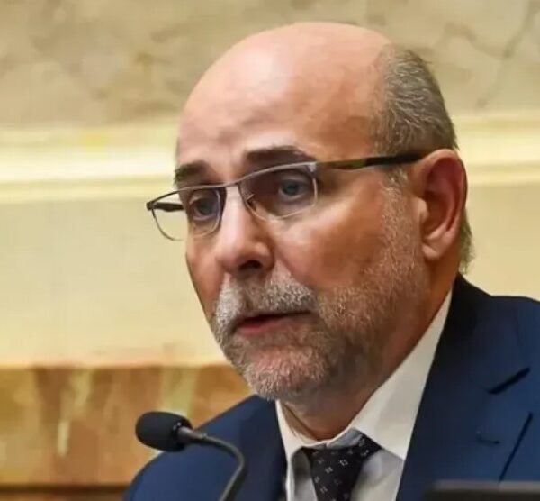 Al igual que Fernández Sagasti, ahora un senador radical pidió votar en forma remota