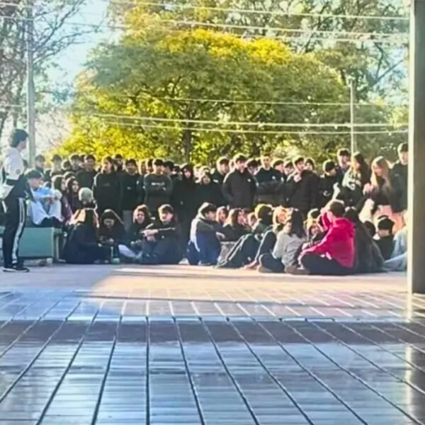 Fotos hot en el Martín Zapata: una autoridad reveló que la esposa del docente se sumó a la sentada de protesta