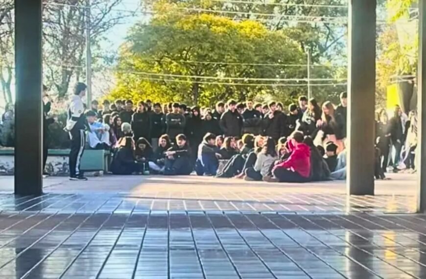 Fotos hot en el Martín Zapata: una autoridad reveló que la esposa del docente se sumó a la sentada de protesta