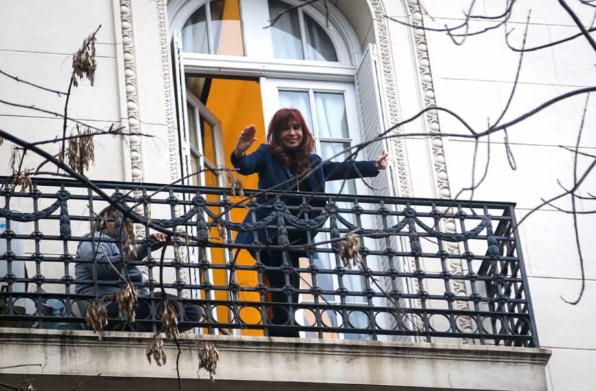 Causa Vialidad: embargaron el departamento donde CFK cumple condena