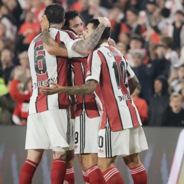 River volvió al triunfo y le ganó al puntero e invicto Argentino juniors