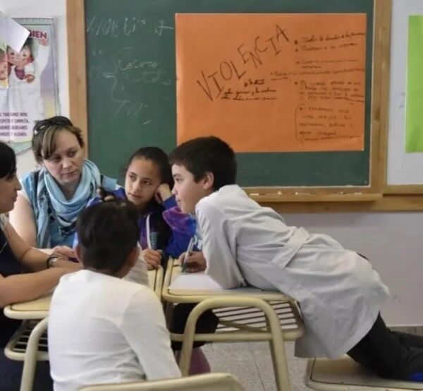 «Les mostraban videos de dos chicas besándose»: la polémica que reavivó el debate en un colegio de Mendoza