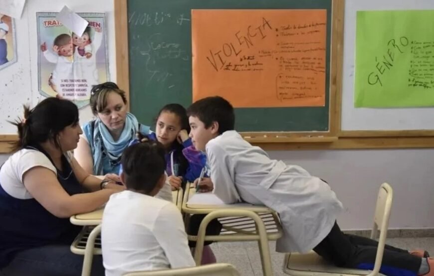 «Les mostraban videos de dos chicas besándose»: la polémica que reavivó el debate en un colegio de Mendoza