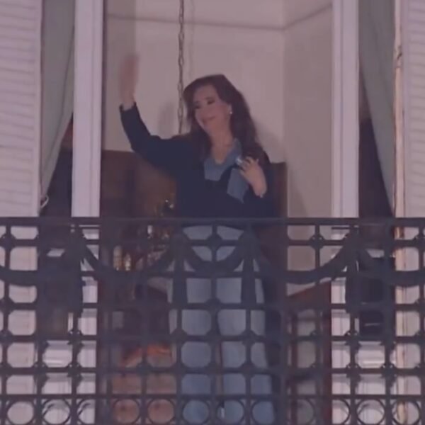 Cristina Kirchner saludó a la militancia en el acto que el PJ organizó en San José 1111 a cuatro años de su intento de asesinato
