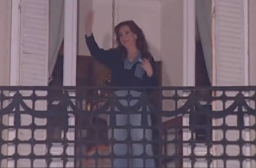 Cristina Kirchner saludó a la militancia en el acto que el PJ organizó en San José 1111 a cuatro años de su intento de asesinato