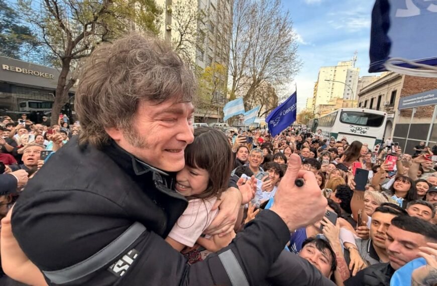 Una multitud acompañó al presidente Milei en Bahía Blanca