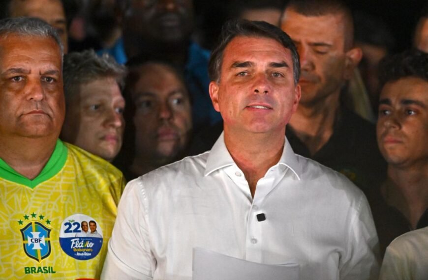 Flávio Bolsonaro salió desde Puerto Iguazú rumbo a Estados Unidos en un avión privado
