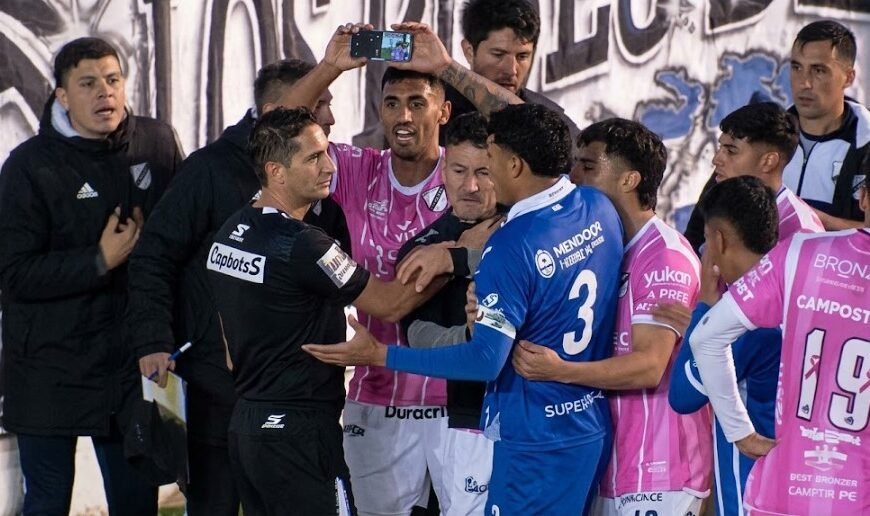¡Escándalo en All Boys-Godoy Cruz! Lamolina cambió penal por tiro libre tras ver la jugada en un celular
