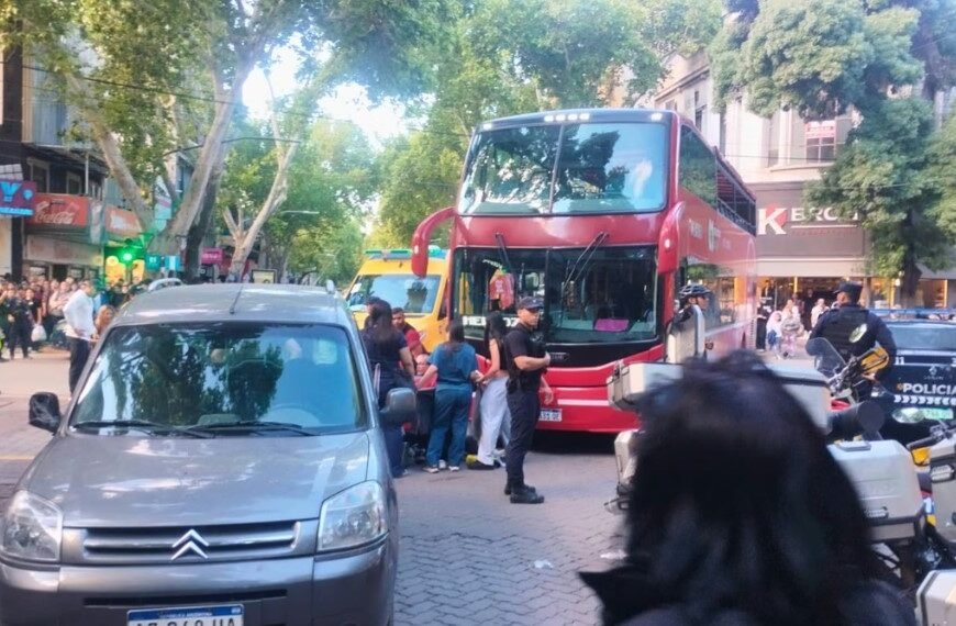Accidente y muerte de una niña de 2 años en pleno centro: imputaron a la chofer del micro por homicidio culposo agravado