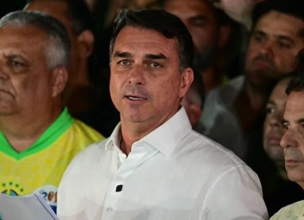 Flávio Bolsonaro desconoce el triunfo de Lula y pedirá la anulación del balotaje