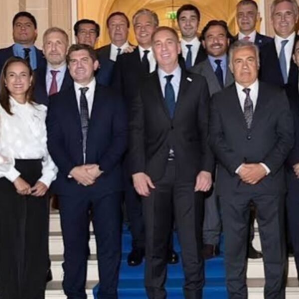 Cornejo y 11 gobernadores cenaron con Santilli en París: el pedido por eliminar o suspender las PASO