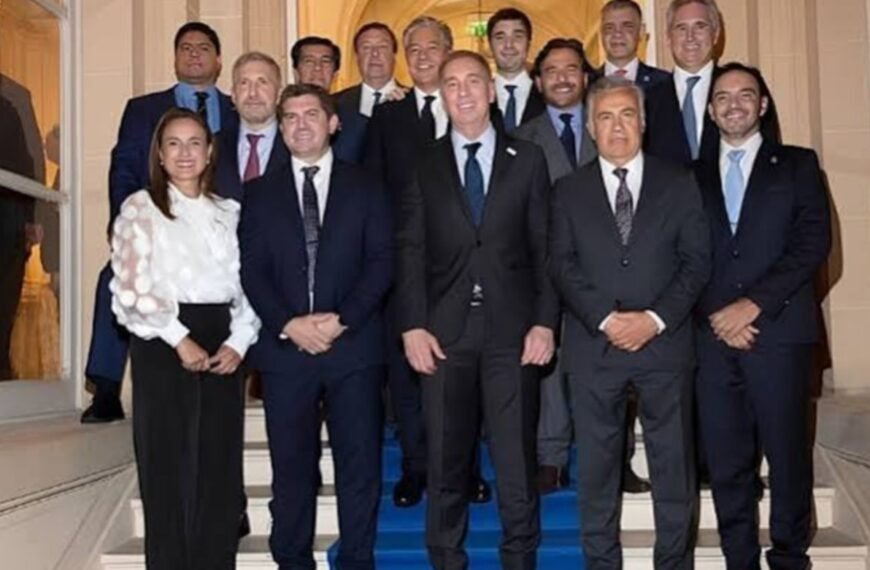 Cornejo y 11 gobernadores cenaron con Santilli en París: el pedido por eliminar o suspender las PASO