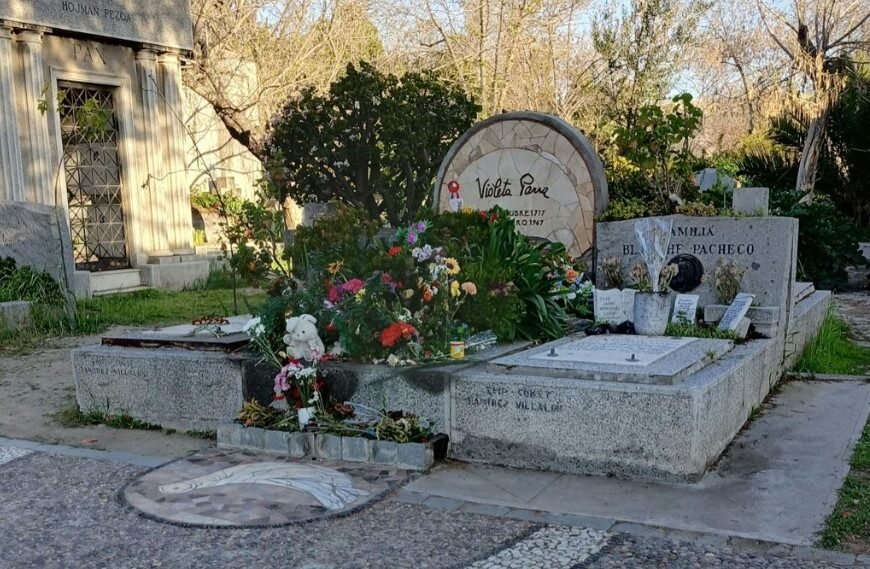 La aterradora foto sacada por el empleado de un cementerio: encontró un cadáver desenterrado y sentado en su tumba
