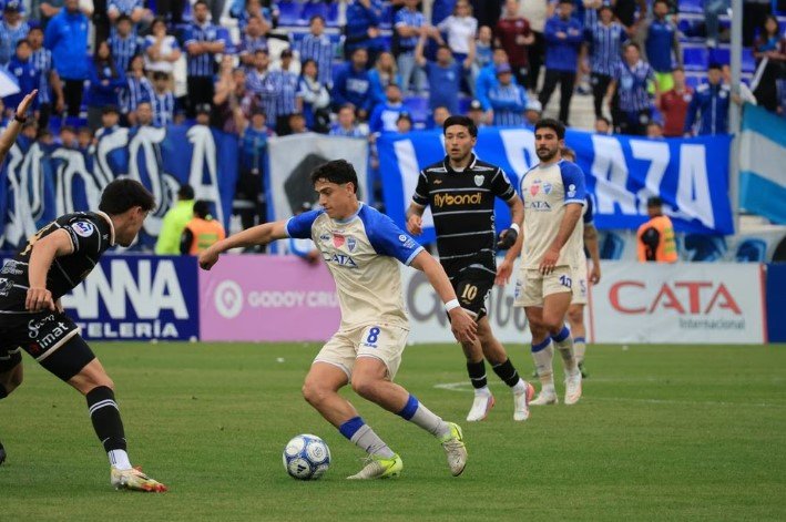 Godoy Cruz goleó a Estudiantes, es escolta y sigue soñando